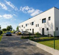 Einfamilienhaus in Nová Polhora in Nová Polhora mit Parkplatz und Grünfläche.