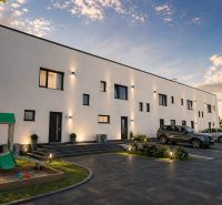 Einfamilienhaus in der Straße Nová Polhora in der Stadt Nová Polhora mit Parkplatz und Kinderspielplatz.