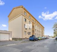 Das Gebäude in der Školská-Straße in Šamorín, vor dem Autos parken.