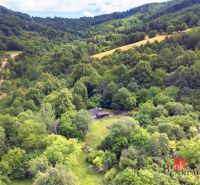 Wälder und Wiesen umgeben die Hütte bei der Gemeinde Píla in malerischer Natur.