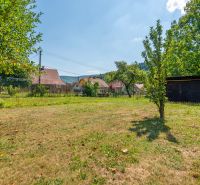 Der Garten bei der Hütte in der Dubková-Straße in Lazy pod Makytou, umgeben von Natur und Hütten.