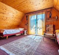 Holzverkleidung, Teppiche und das Bett im Inneren der Hütte schaffen eine gemütliche Atmosphäre.