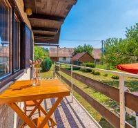 Der Balkon der Hütte in der Dubkova-Straße in Lazy pod Makytou mit Blick auf den gepflegten Garten.