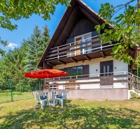 Hütte auf Dubková in Lazy pod Makytou mit Terrasse und Gartenmöbeln.