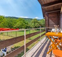Das Ferienhaus in der Dubkova-Straße in Lazy pod Makytou mit Terrasse und Blick ins Grüne.