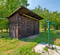 Ein hölzerner Pavillon und eine Handpumpe im Garten bei der Hütte in Lazy pod Makytou, Dubková.