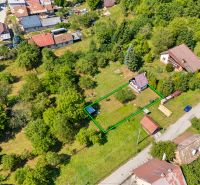 Luftaufnahme eines Hauses, umgeben von einem Garten und Grünflächen, in der Straße Dubková, Lazy pod Makytou.