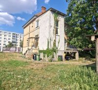 Ein Einfamilienhaus in der Levická-Straße in Vráble mit üppigem Grün und einem Ziegeldach.