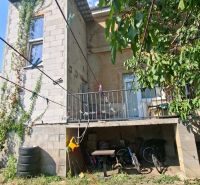 Einfamilienhaus in der Levická-Straße in Vráble mit Veranda und Garten.