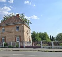 Ein Einfamilienhaus in der Levická-Straße in Vráble mit einer älteren Ziegelfassade.