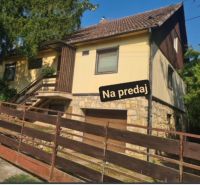 Ein Einfamilienhaus in Svodín, mit Steinfundamenten und einem Holzzaun, steht zum Verkauf.