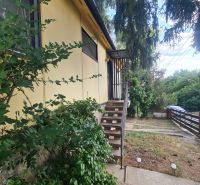 Ein Einfamilienhaus in Svodín, mit einem Vorgarten und einer Treppe zum Haupteingang.