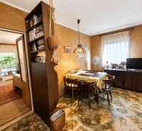 Esszimmer in einem Einfamilienhaus mit Holzdekor auf dem Boden und einem Teppich mit Blumenmuster.