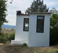 Ein kleines Häuschen in Šahy, umgeben von Bäumen und schöner Natur.
