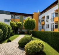 Gepflegtes Grün und ein mehrstöckiges Gebäude in der Čerešňová-Straße in Chorvátsky Grob.