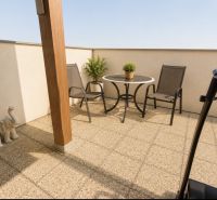 Terrasse einer 1-Zimmer-Wohnung mit Blick von der Čerešňová-Straße, Chorvátsky Grob und Gartenmöbeln.