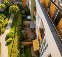 Blick aus dem Wohnhaus in der Čerešňová-Straße in Chorvátsky Grob mit gepflegtem Garten.
