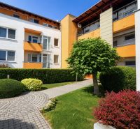 Ein Wohnhaus in der Kirschstraße in Chorvátsky Grob, umgeben von gepflegtem Grün.