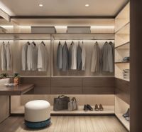 Ein Kleiderschrank in einer 2-Zimmer-Wohnung mit Holzboden und dezenter Beleuchtung.