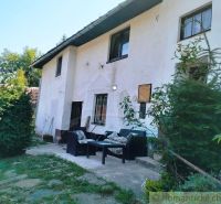 Ein Einfamilienhaus in Stará Turá mit einer Außensitzgelegenheit, umgeben von Grün.