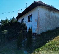 Ein Einfamilienhaus in Stará Turá, umgeben von Grünflächen und hügeligem Gelände.