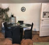 Essbereich in einem Einfamilienhaus mit Holzboden und Glastisch.