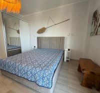 Einzimmerwohnung mit einem bequemen Bett, einem Einbauschrank und einem dekorativen Element an der Wand.