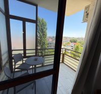 Der Balkon eines Studios in Drač mit Blick auf die Stadt, einem Tisch und zwei Stühlen.