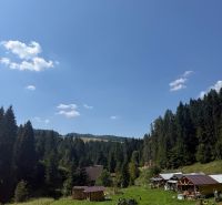 Erholungsgrundstücke in Litmanová, umgeben von Wäldern und blauem Himmel.