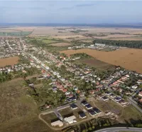 Luftaufnahme von landwirtschaftlichen und forstwirtschaftlichen Flächen in Križovany nad Dudváhom mit dem Dorf.