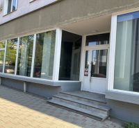 Büros in der Ľudovíta Štúra Straße, Lučenec, mit großen verglasten Schaufenstern.