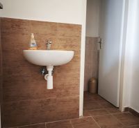 Waschbecken mit Fliesendekor in Geschäftsräumen mit Holzbodendekor.