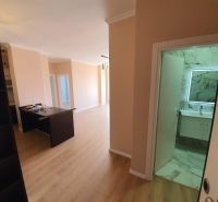Ferienwohnung mit Holzboden und modernem Badezimmer.