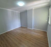 Helles Zimmer mit Holzboden im Ferienapartment.