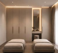 Ein Erholungsapartmentzimmer mit großen Schränken, zwei Betten und eleganter Beleuchtung.
