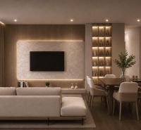 Innenraum einer Ferienwohnung mit Sofa, Fernseher und Boden in Holzoptik.