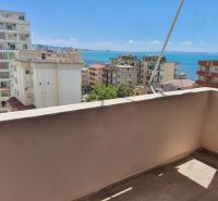 Blick vom Balkon auf das Meer und die Stadt Durrës in der Ferienwohnung.