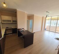 Küche und Wohnzimmer im Ferienapartment, Boden mit Holzdekor, Balkon.
