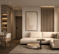 Wohnzimmer in einer Ferienwohnung mit Sofa und Holzboden.