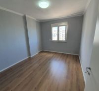 Ein Zimmer in einer Ferienwohnung mit Holzboden und einem Fenster.