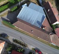 Luftaufnahme der Produktionsanlagen in Budča, umgeben von Grünflächen und Verkehrsinfrastruktur.