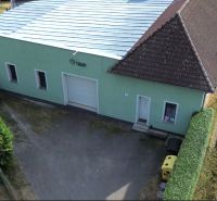 Produktionsräume in Budča mit Blechdach und angrenzender Straße.
