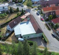 Luftaufnahme der Produktionsanlagen in der Gemeinde Budča, umgeben von Grünflächen und Häusern.