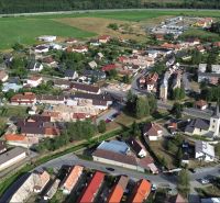 Luftaufnahme des Dorfes Budča mit der Anordnung der Produktionsräume und der umliegenden Grünflächen.