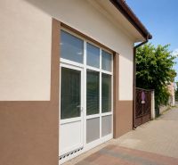 Gewerbeflächen in der Fučíkova-Straße in Sládkovičovo mit verglasten Türen.