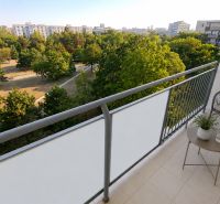 Balkon einer 2-Zimmer-Wohnung in Bratislava - Ružinov in der Sputniková-Straße, mit Blick auf das Grün.