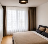 Schlafzimmer mit großem Bett, Einbauschränken und Holzboden in einer 3-Zimmer-Wohnung.