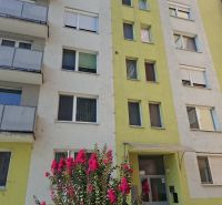 Wohnhaus an der SNP in Nové Zámky mit blühenden Sträuchern vor dem Eingang.