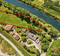 Luftaufnahme von Erholungsgrundstücken am Fluss in Hamuliakovo, begrenzt durch eine rote Linie.