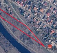 Luftaufnahme von Erholungsgrundstücken in Hamuliakovo in der Nähe des Gewässers und der Straße Kostolná.